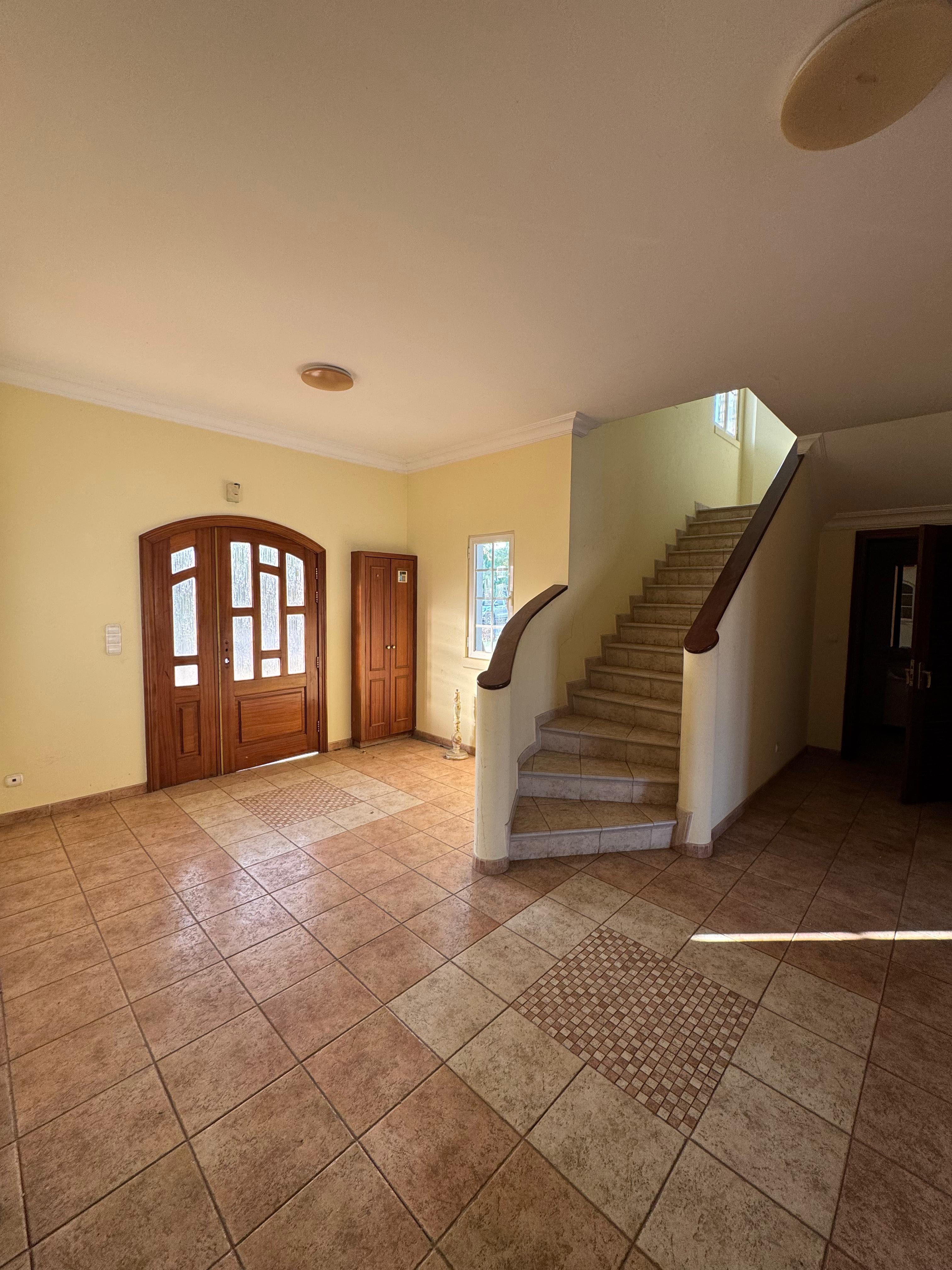 Vivenda V3 com anexo no condomínio Cajueiro – Talatona