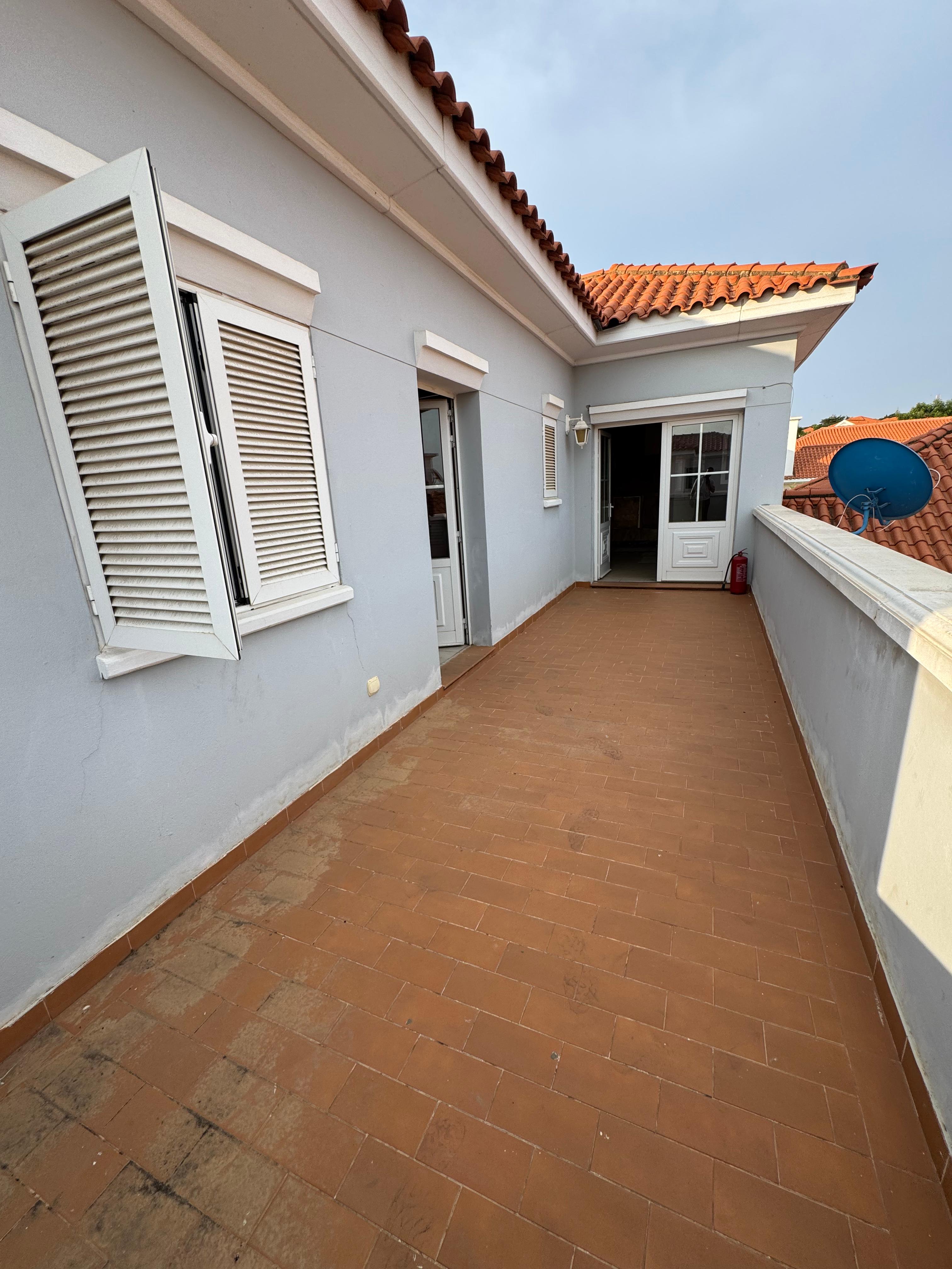 Vivenda V3 com anexo no condomínio Cajueiro – Talatona