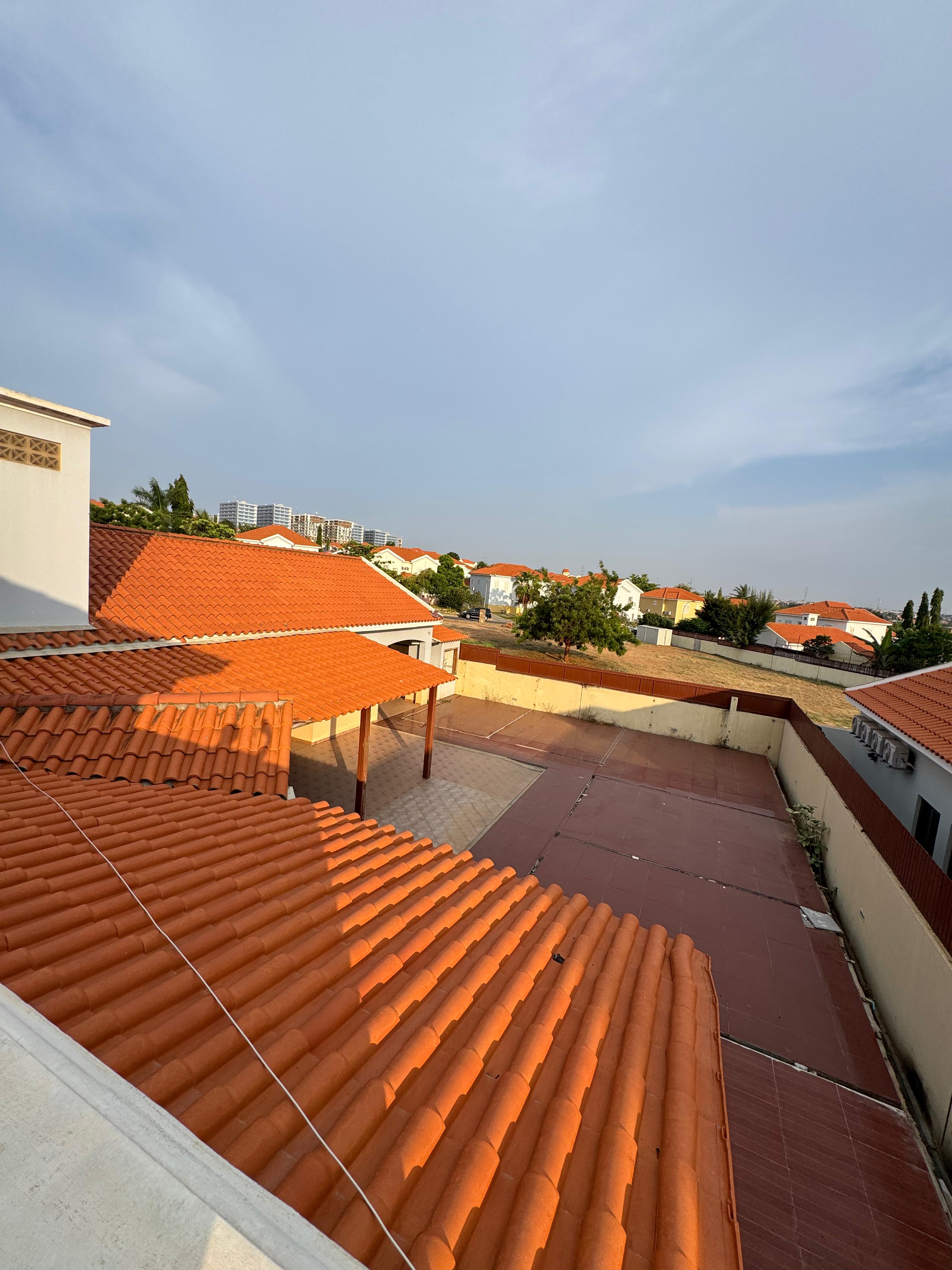 Vivenda V3 com anexo no condomínio Cajueiro – Talatona