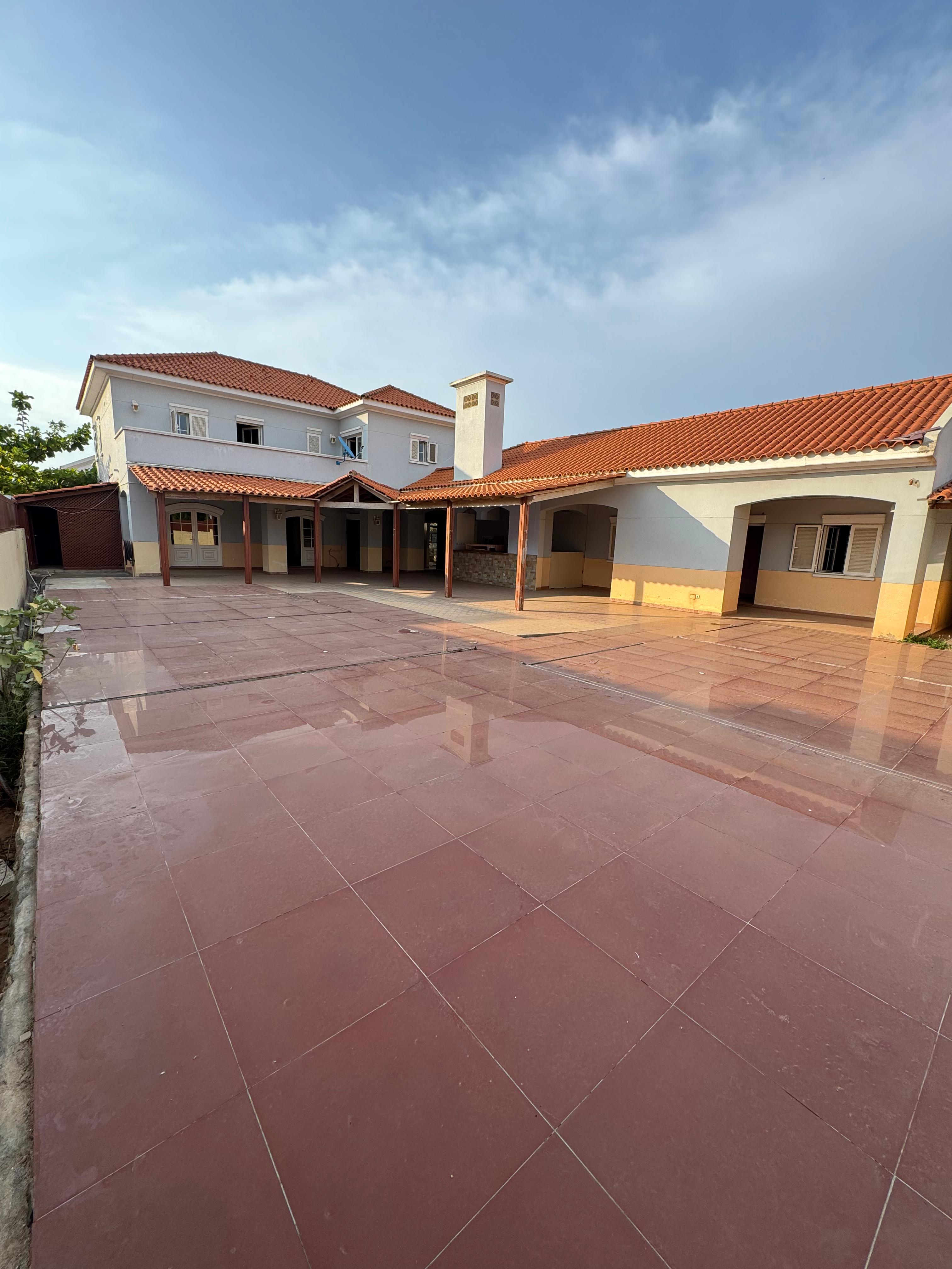 Vivenda V3 com anexo no condomínio Cajueiro – Talatona